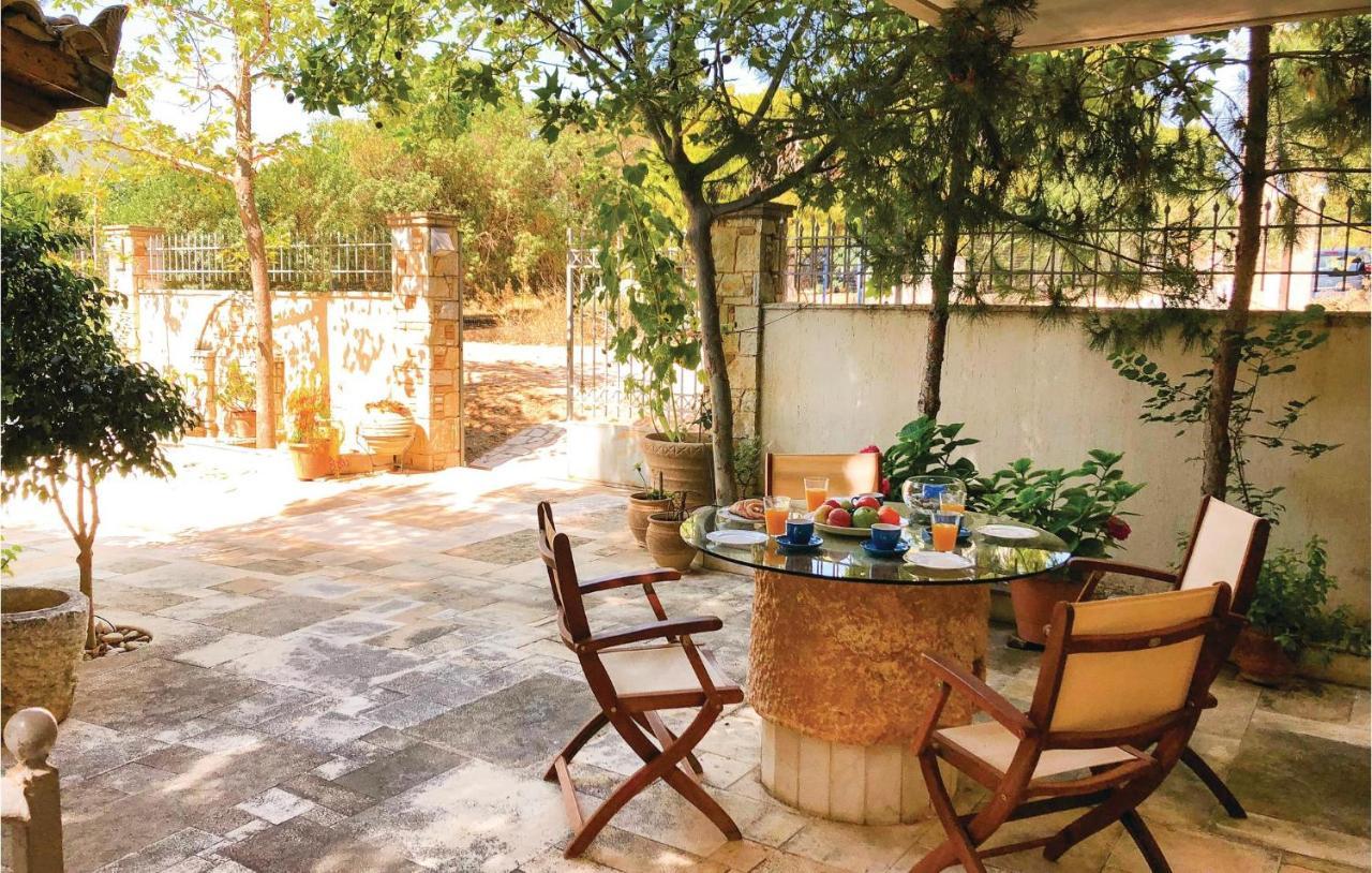 Amazing Home In Artemida With Kitchen Extérieur photo